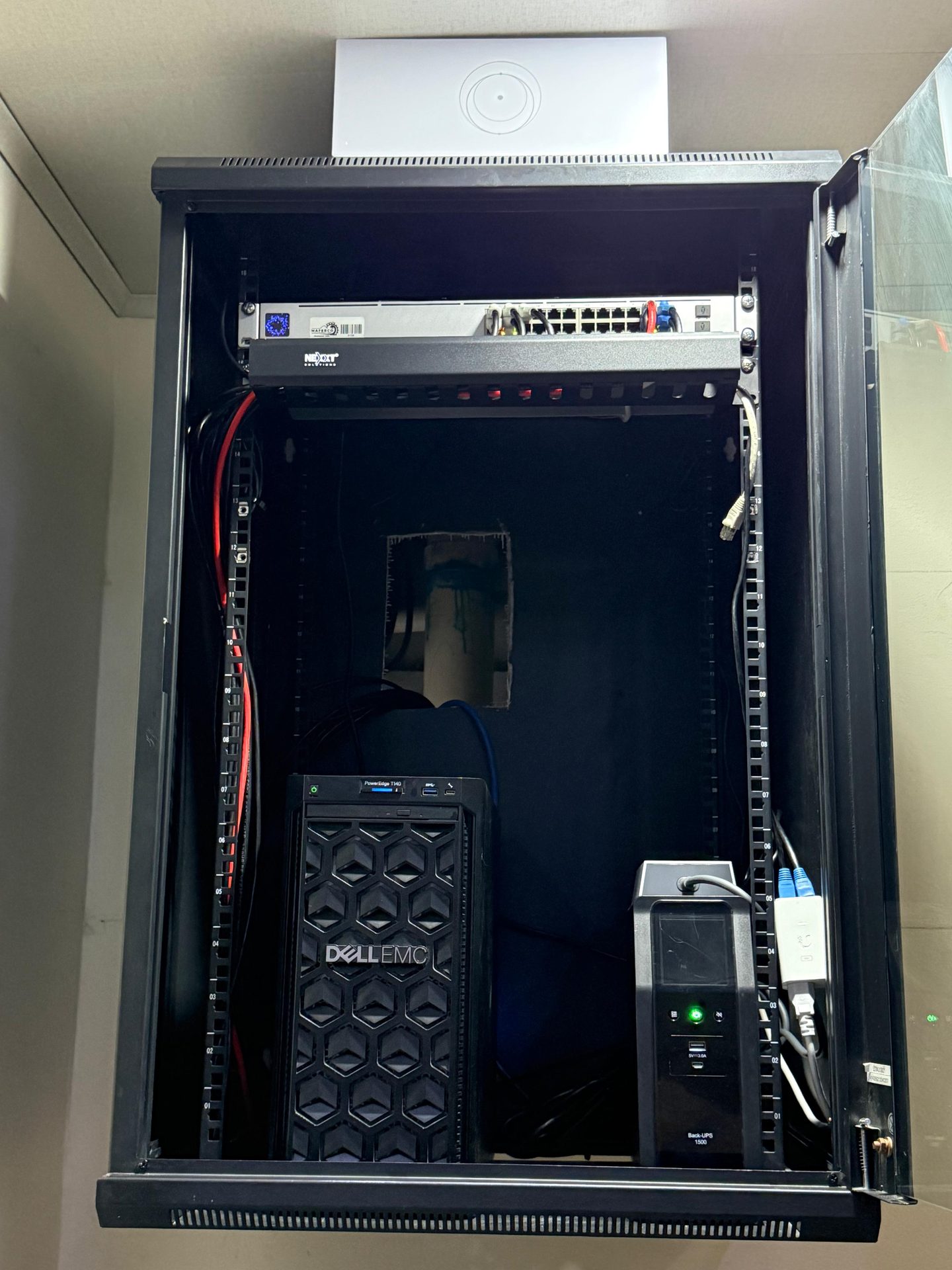 Rack con servidor Dell y sistema de respaldo eléctrico