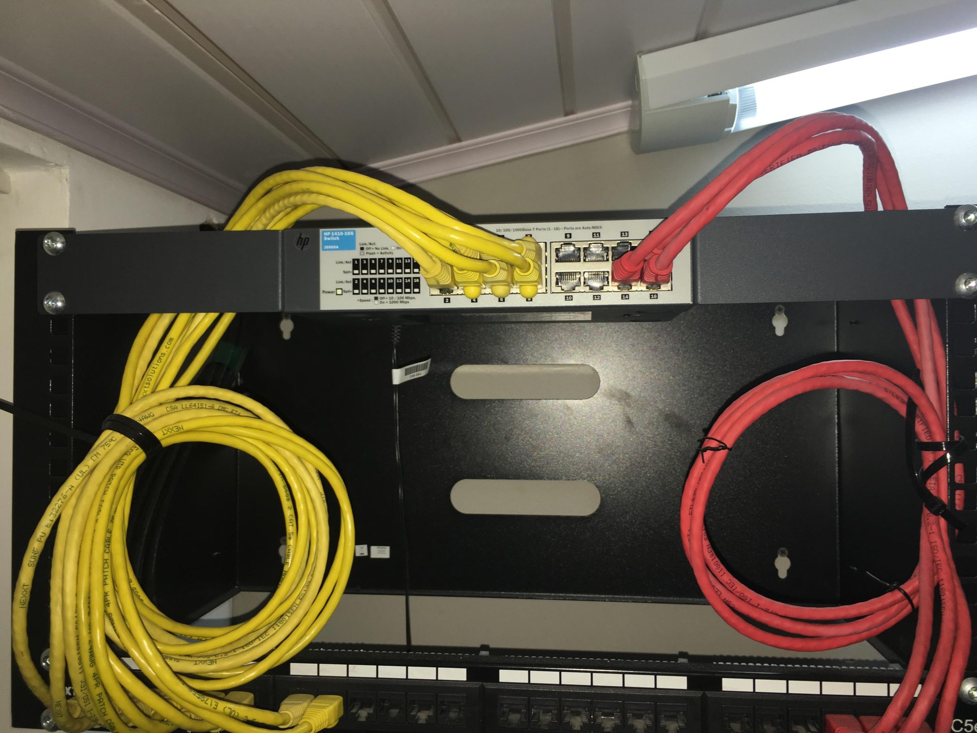 Primer proyecto de red con cableado rojo y amarillo