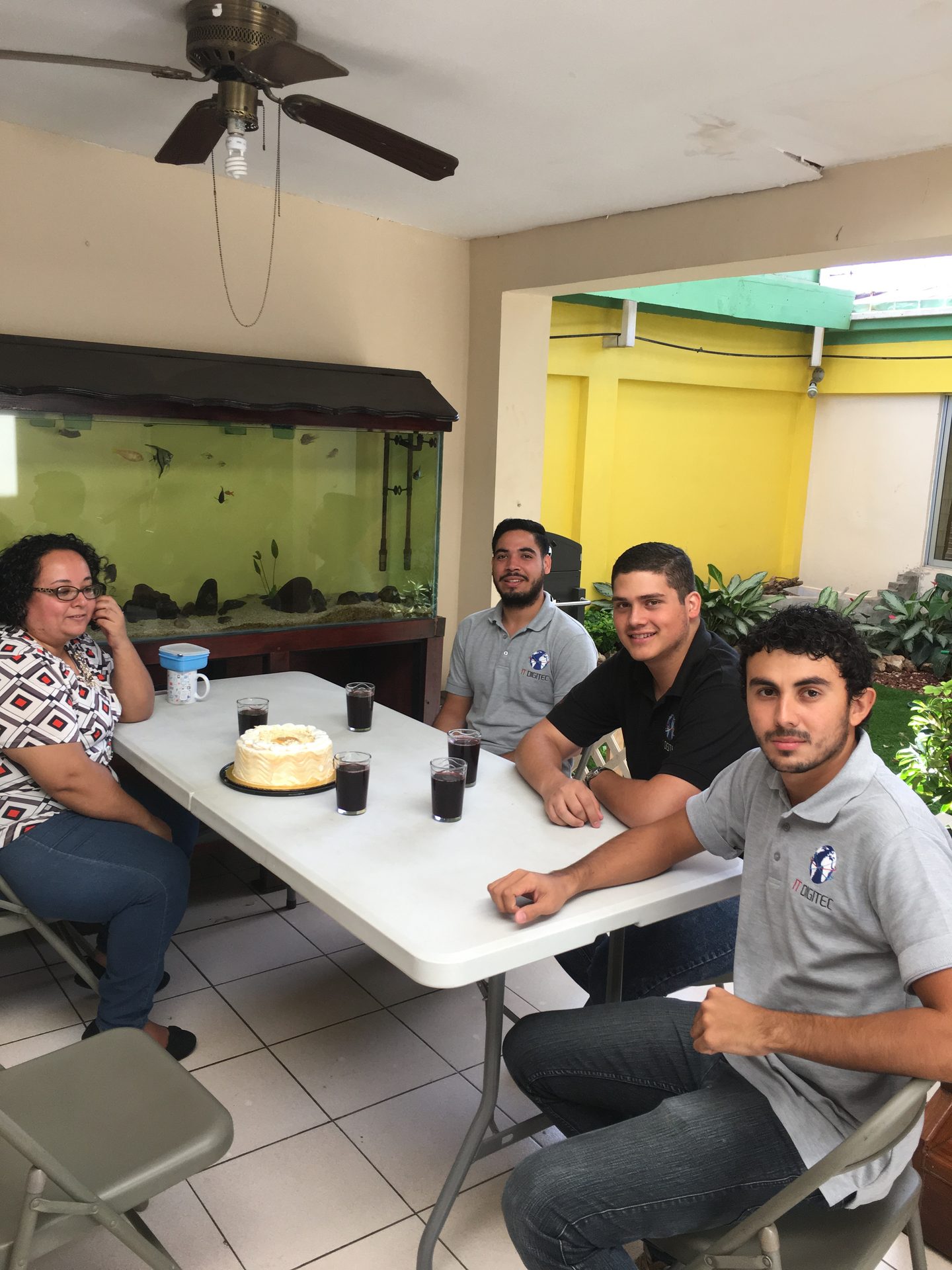 El equipo de IT DigiTEC compartiendo una celebración