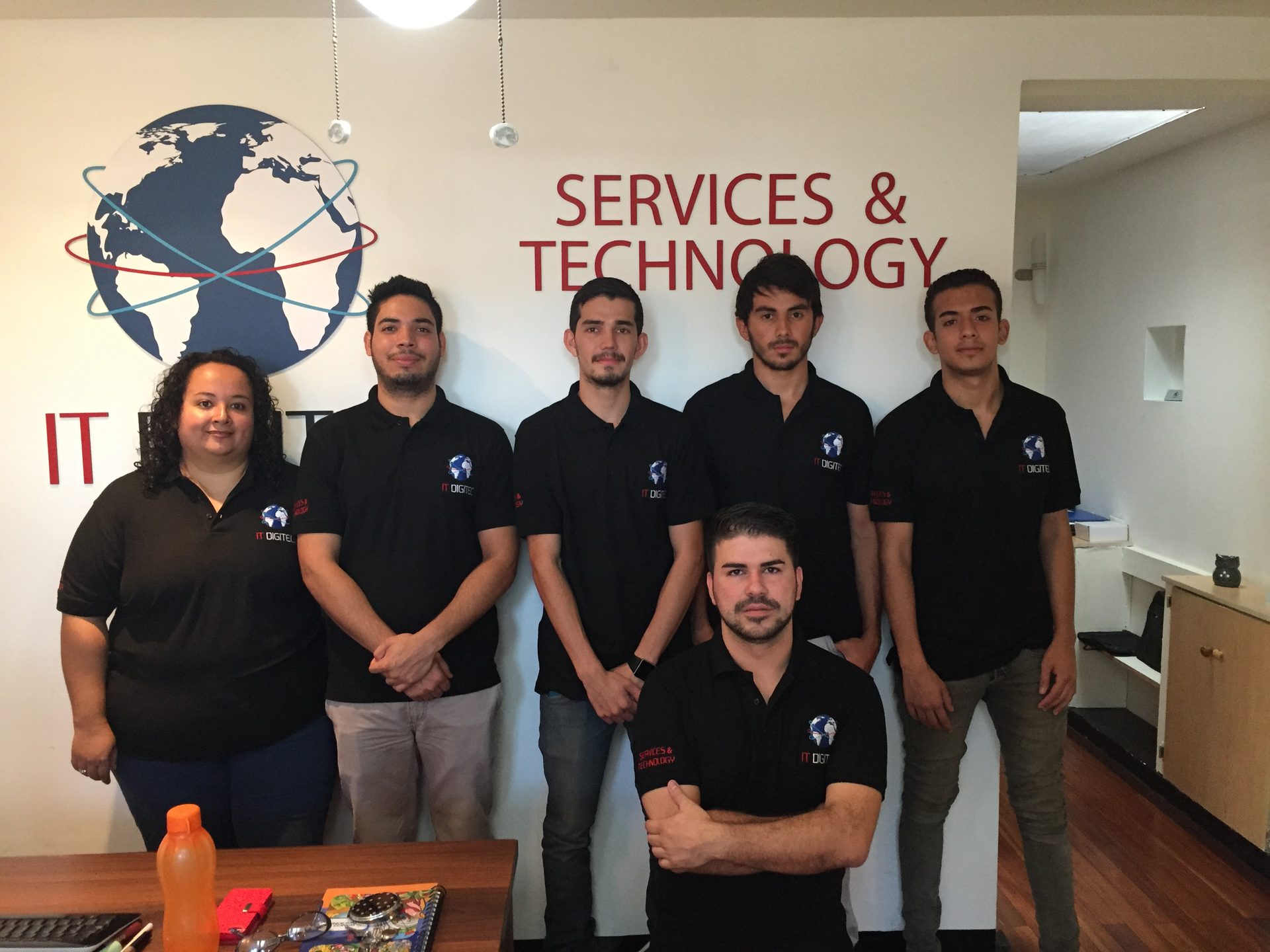 Equipo de IT DigiTEC reunido en la oficina