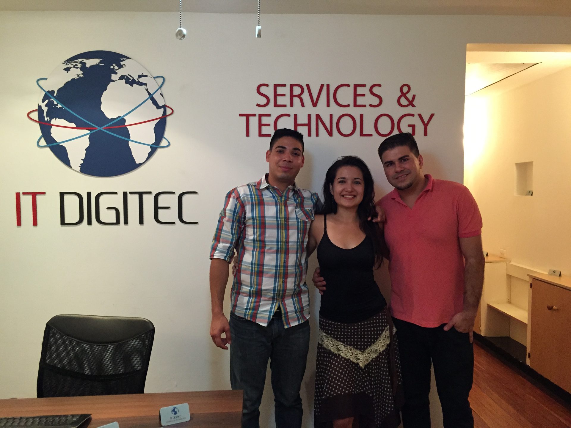 Un recuerdo de colaboradores en la oficina de IT DigiTEC