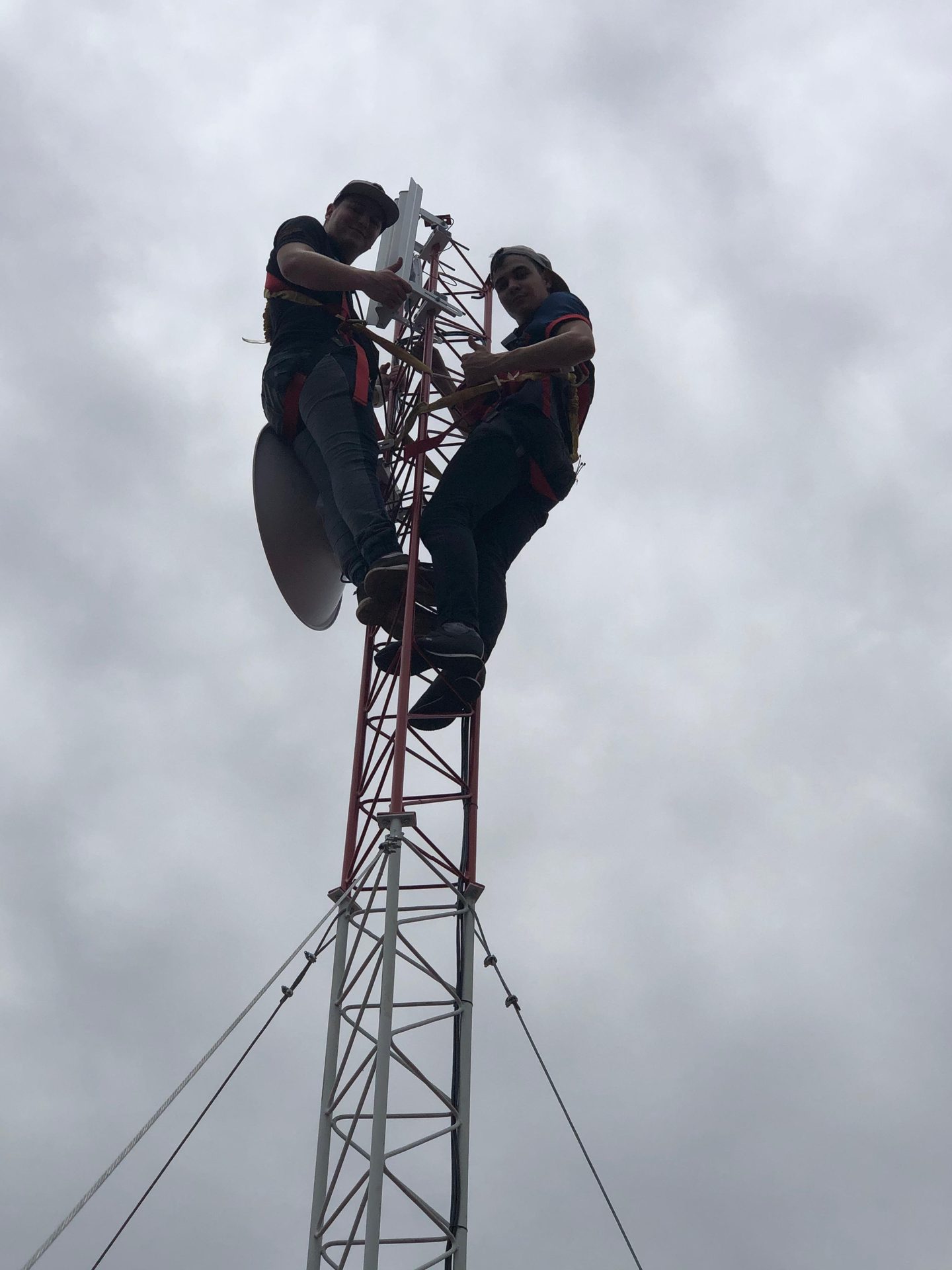 El equipo de DigiTEC instalando un enlace en una torre
