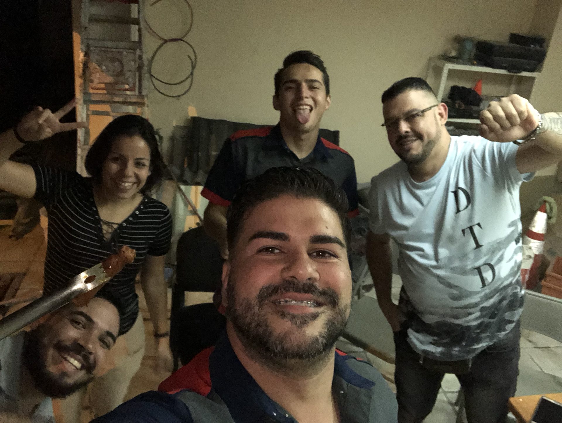 Colaboradores compartiendo un momento espontáneo
