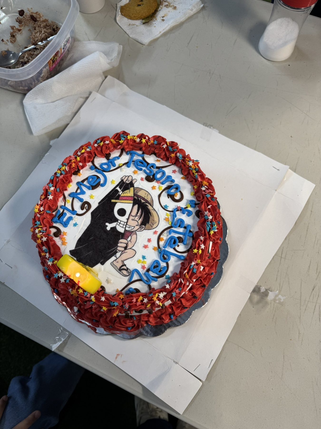 Pastel preparado para celebrar a un integrante de DigiTEC