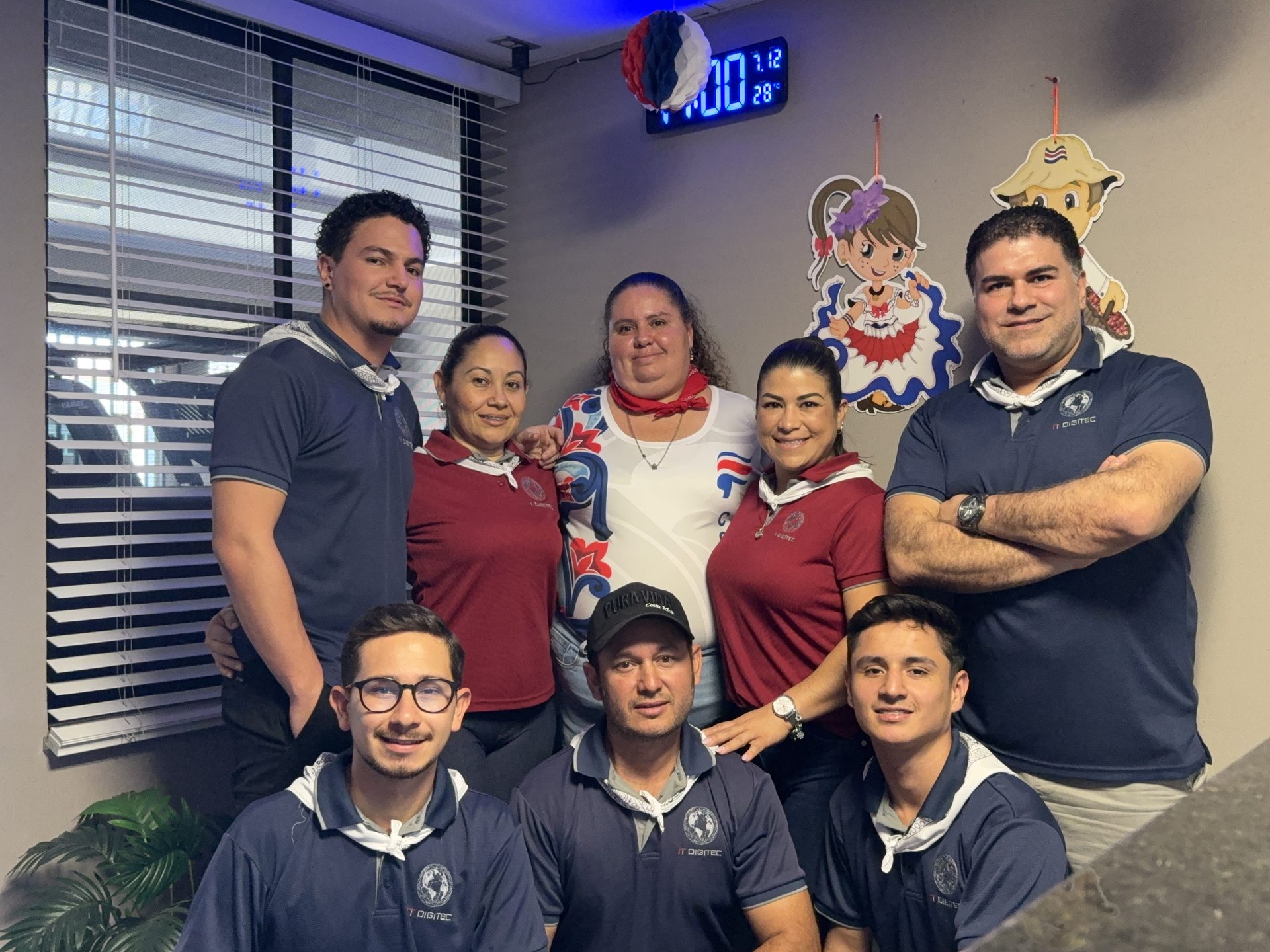 Equipo de Corporación IT DigiTEC reunido durante una actividad de celebración