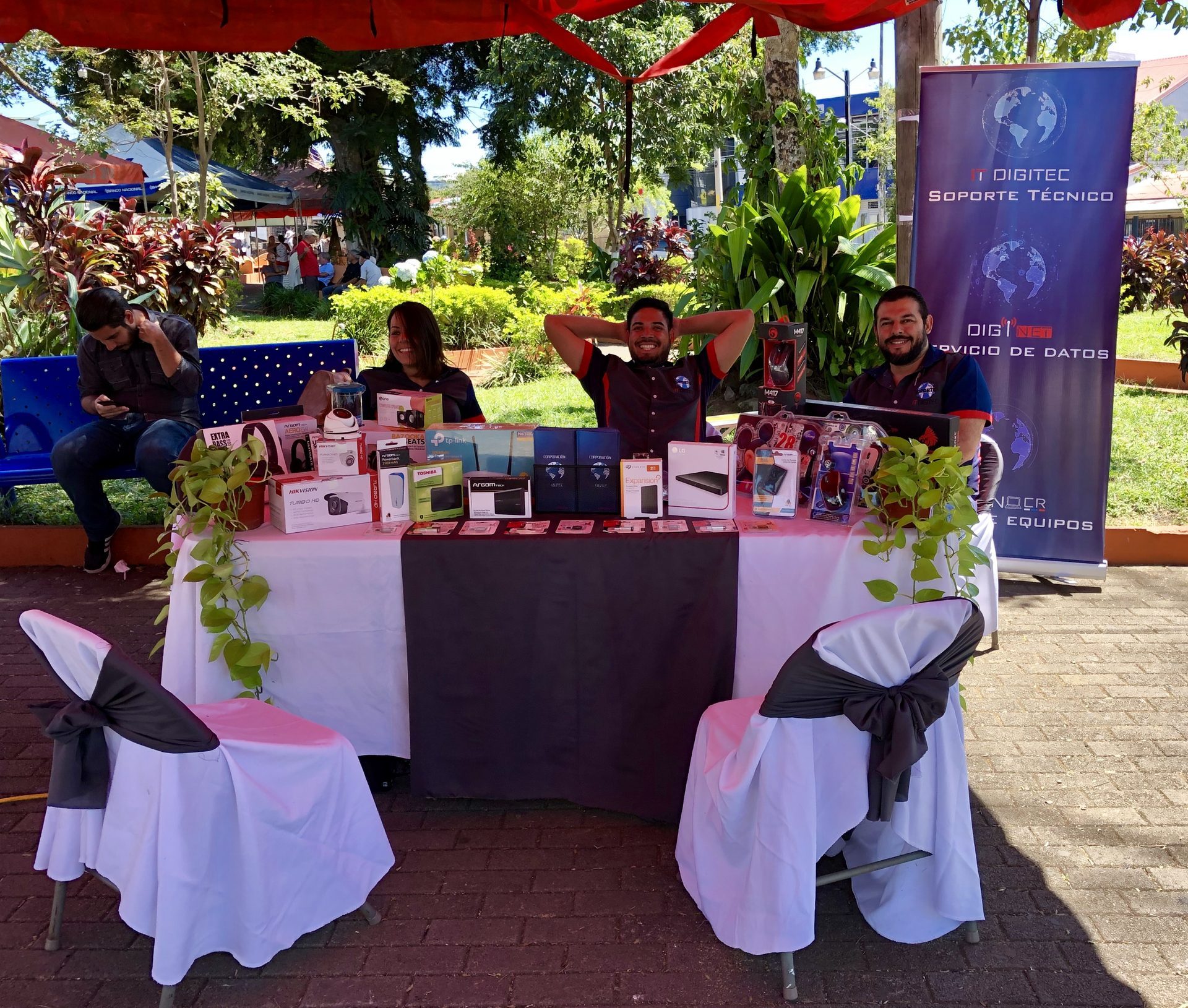 El equipo de IT DigiTEC en una actividad comunitaria con productos de tecnología.
